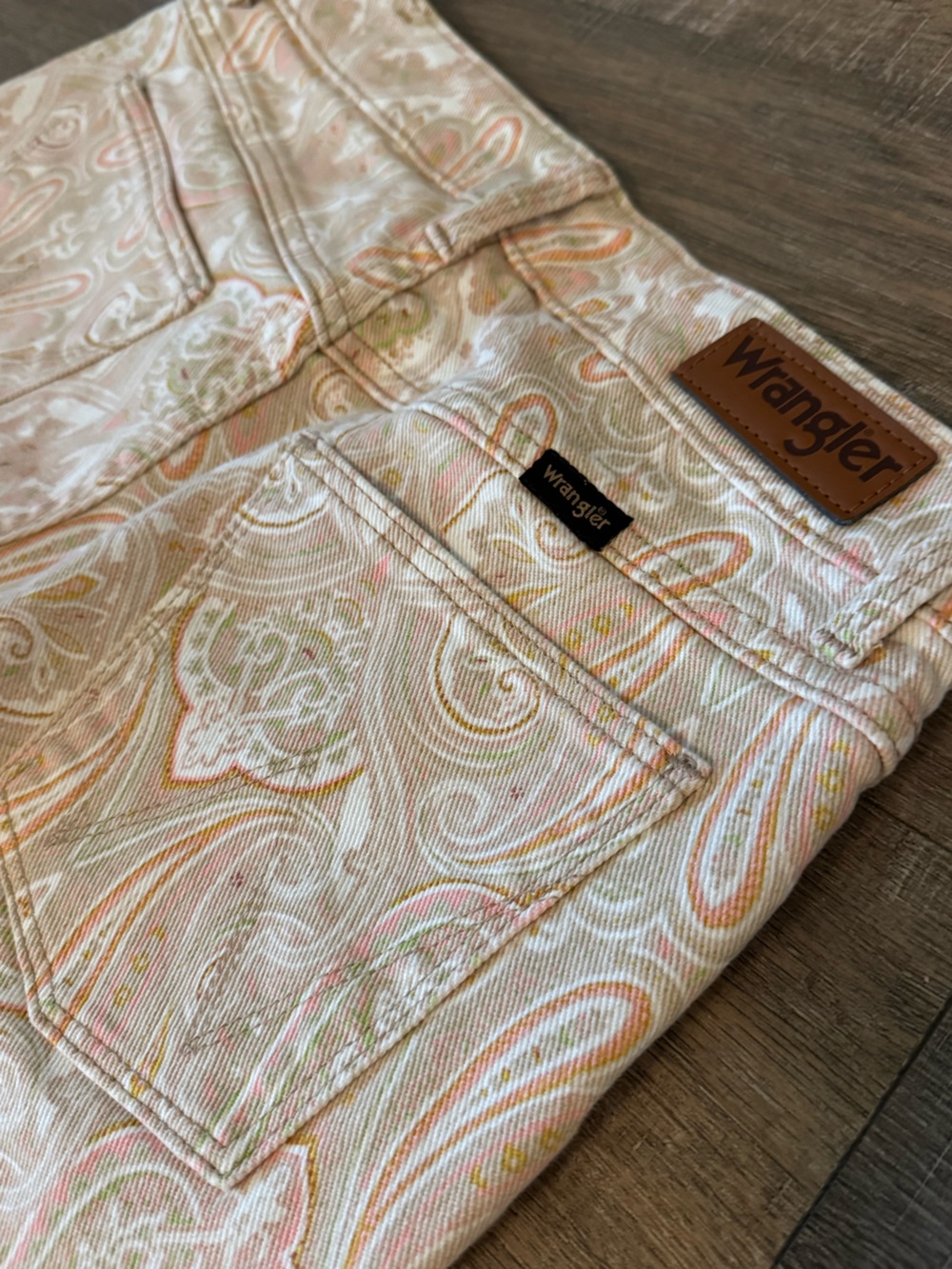 Wrangler Women’s Paisley Print cropped jeans - Picture 6 of 7
